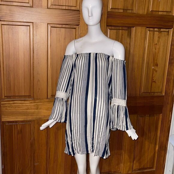 Off the shoulder bell sleeve dress - Picture 3 of 6